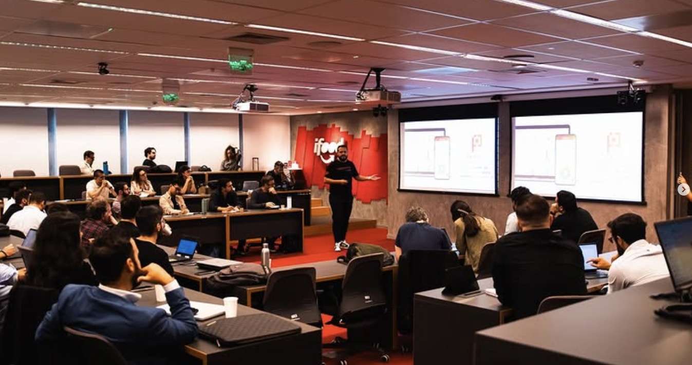 Asky pitchando no Fogo Alto, realizado no iFood em São Paulo